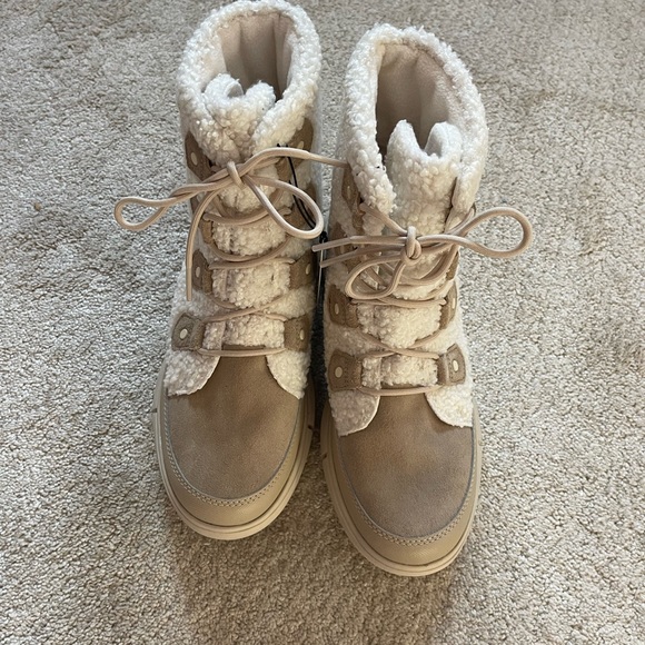 NWT Sorel Explorer II Joan Cozy Boot - Picture 3 of 7